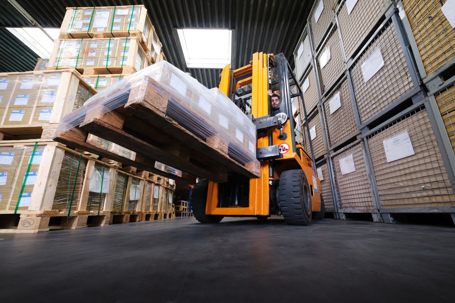 Ein Gabelstapler in einer Lagerhalle