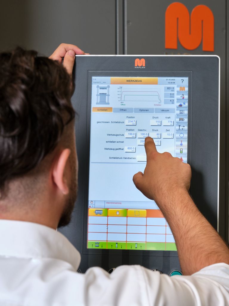 Ein Mitarbeiter konfiguriert eine Vulkanisiermaschine